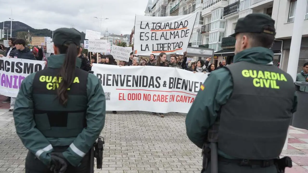 Tensi&oacute;n en Castro por la coincidencia de las manifestaciones a favor y en contra del centro de acogida de menores