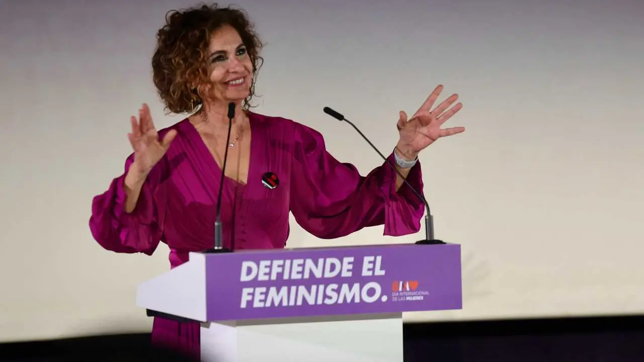 La secretaria general del PSOE-A, vicepresidenta primera del Gobierno y ministra de Hacienda, Mar&iacute;a Jes&uacute;s Montero, en la entrega de los Premios Campoamor en San Fernando (C&aacute;diz)