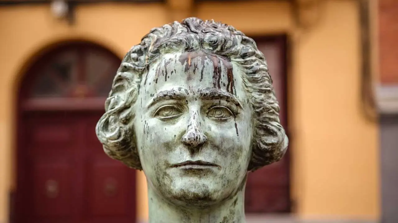 Busto de Clara Campoamor en la Plaza de la Guardia de Corps (Madrid)