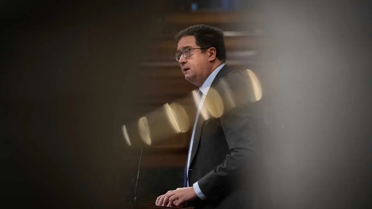 Archivo - El ministro para la Transformaci&oacute;n Digital, &Oacute;scar L&oacute;pez, durante una sesi&oacute;n plenaria en el Congreso, a 11 de diciembre de 2025, en Madrid (Espa&ntilde;a).