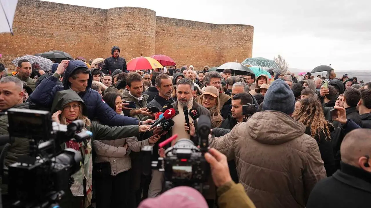 El l&iacute;der de Vox, Santiago Abascal, durante su atenci&oacute;n a los medios en Toro (Zamora).