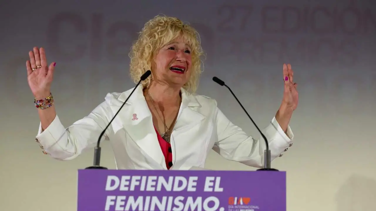 La Presidenta De La Asociaci&oacute;n De Mujeres Con C&aacute;ncer De Mama (Amama), &Aacute;ngela Claverol, Recibe Uno De Los Premios Del PSOE-A Por El 8M.