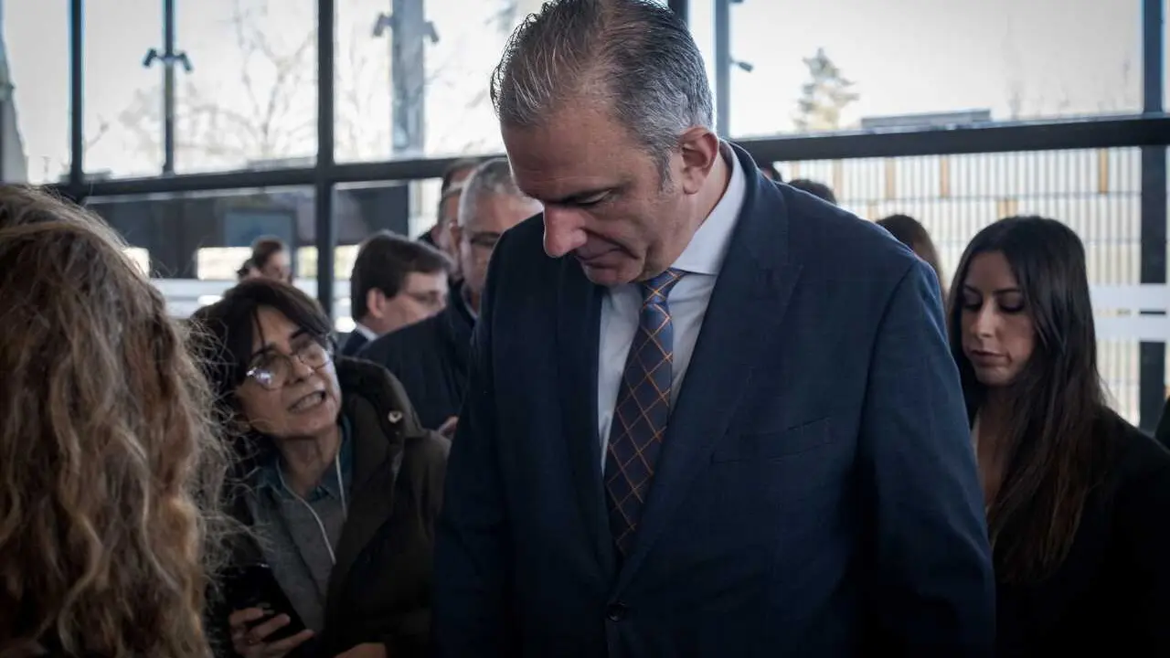 El portavoz de VOX en el Ayuntamiento de Madrid, Javier Ortega Smith, atiende a los medios de comunicaci&oacute;n, a 20 de febrero de 2026, en Madrid (Espa&ntilde;a).