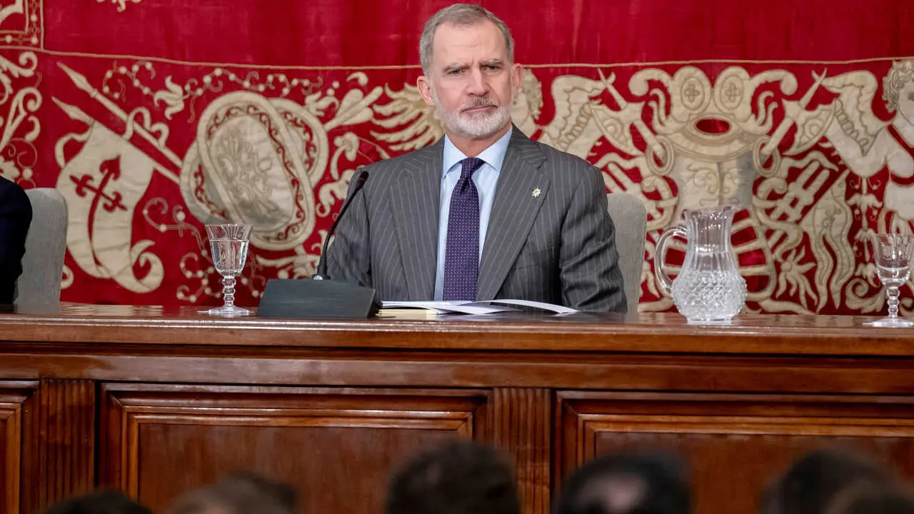 El Rey Felipe VI durante la entrega de los despachos de secretario de embajada a la LXXVII promoci&oacute;n de la carrera diplom&aacute;tica, en la Escuela Diplom&aacute;tica, a 26 de febrero de 2026, en Madrid (Espa&ntilde;a).