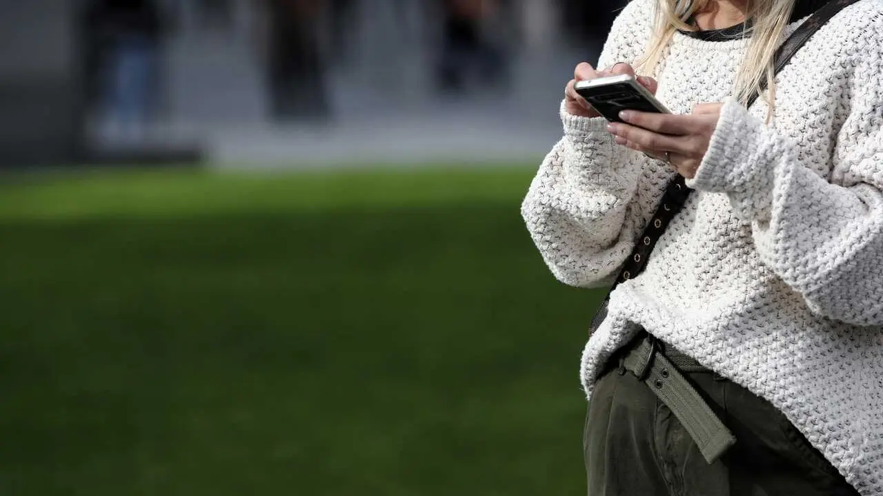 Archivo - Una mujer utiliza su m&oacute;vil, en Madrid a 18 de noviembre de 2019.