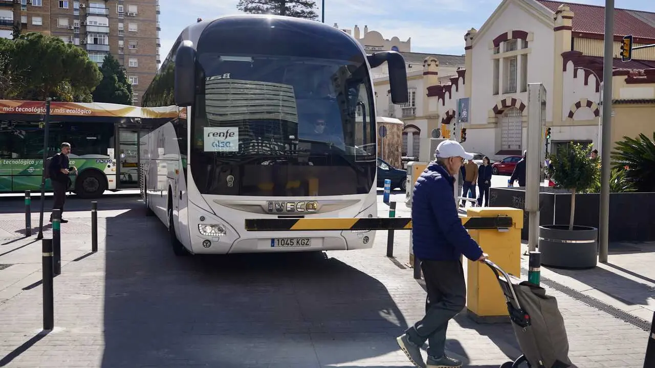 Pasajeros de la l&iacute;nea de alta velocidad Madrid-M&aacute;laga llegando a la capital malague&ntilde;a en autob&uacute;s desde Antequera