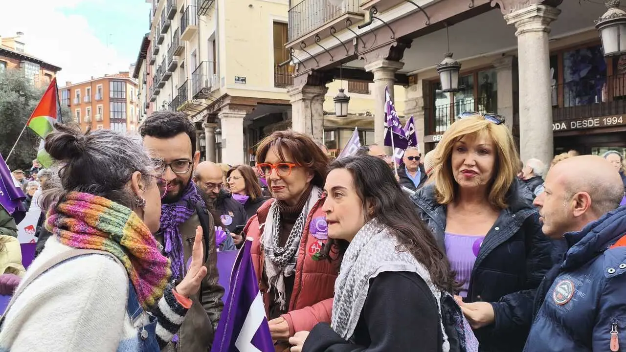La secretaria LGTBIQA+ de Podemos, Mar Cambroll&eacute;, y la responsable de Feminismo del partido, Sandra San Jos&eacute;, atienden a la prensa antes de comenzar la manifestaci&oacute;n por el 8M en Valladolid