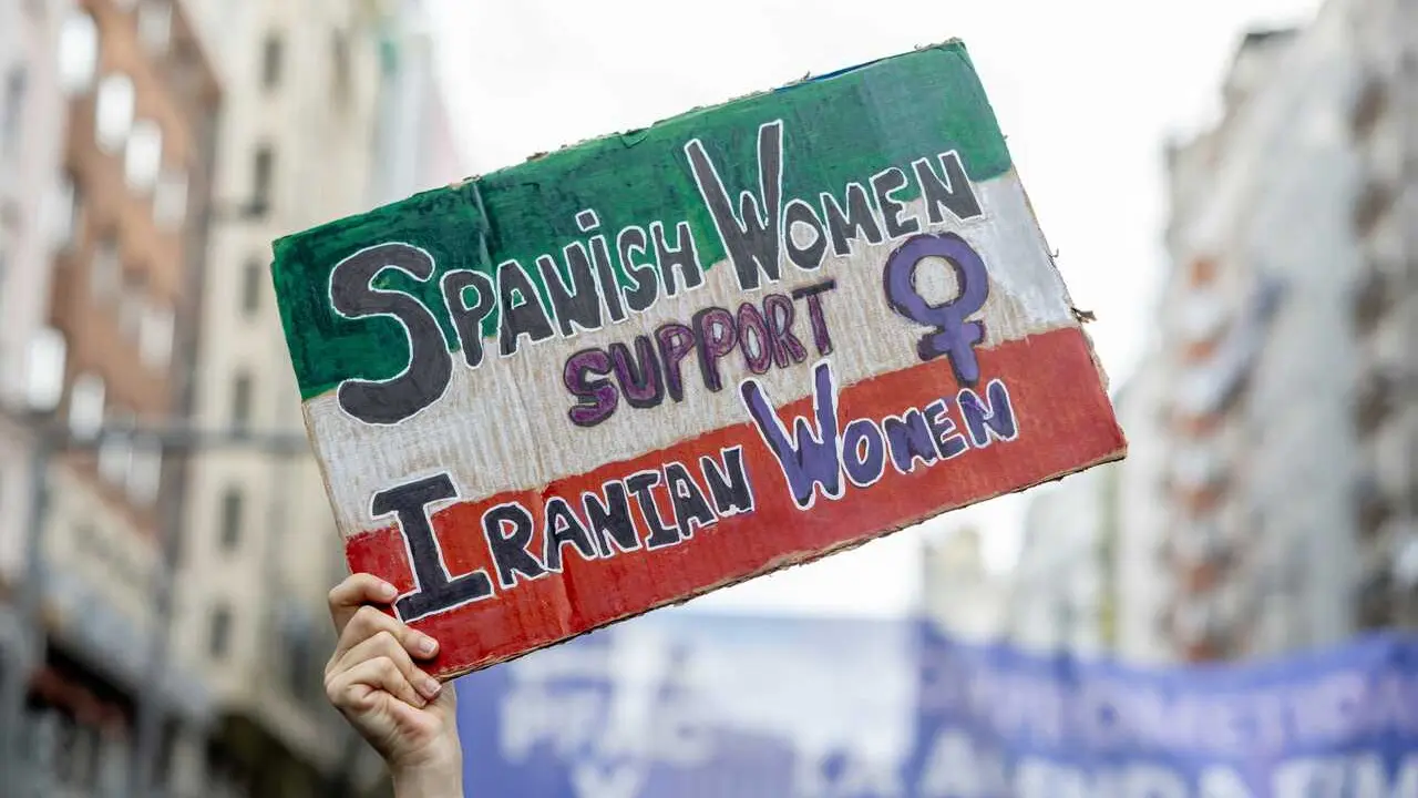 Persona porta pancarta con lema 'Spanish Women support Iranian women' durante la manifestaci&oacute;n organizada por el Movimiento Feminista de Madrid por el 8M, a 8 de marzo de 2026, en Madrid (Espa&ntilde;a).