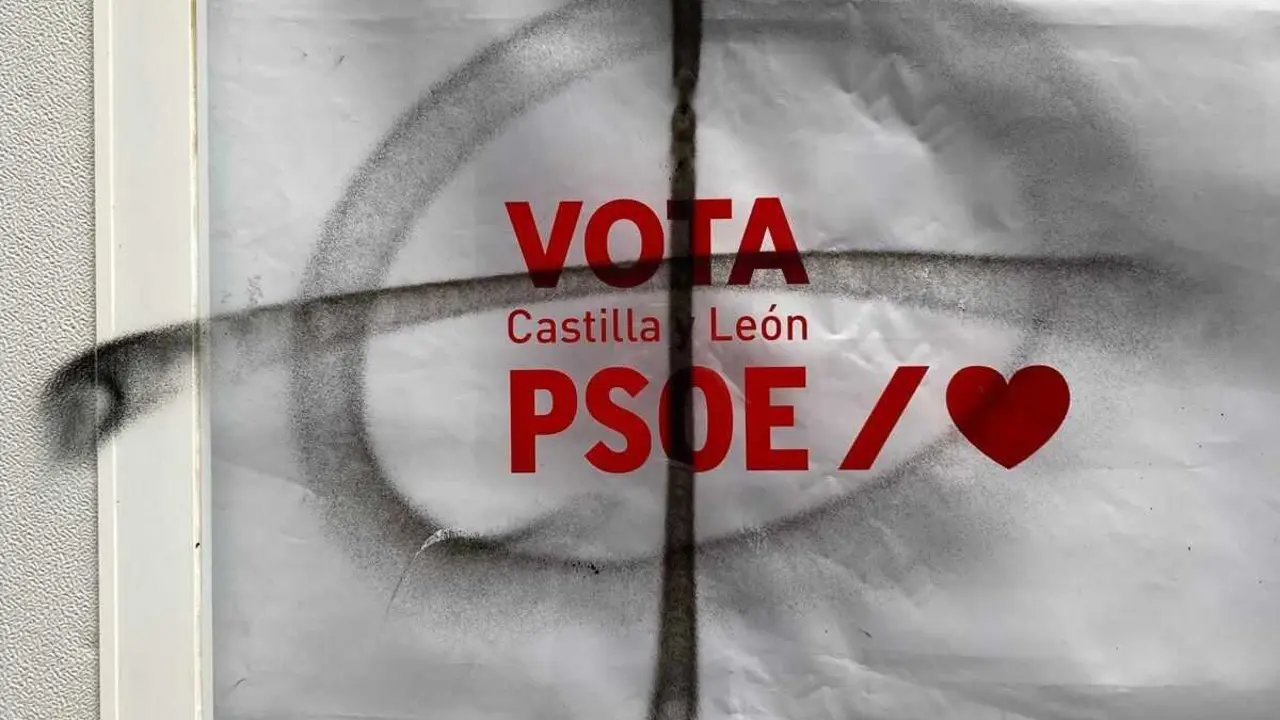 Imagen de una de las pintadas en la caseta electoral del PSOE en Valladolid.