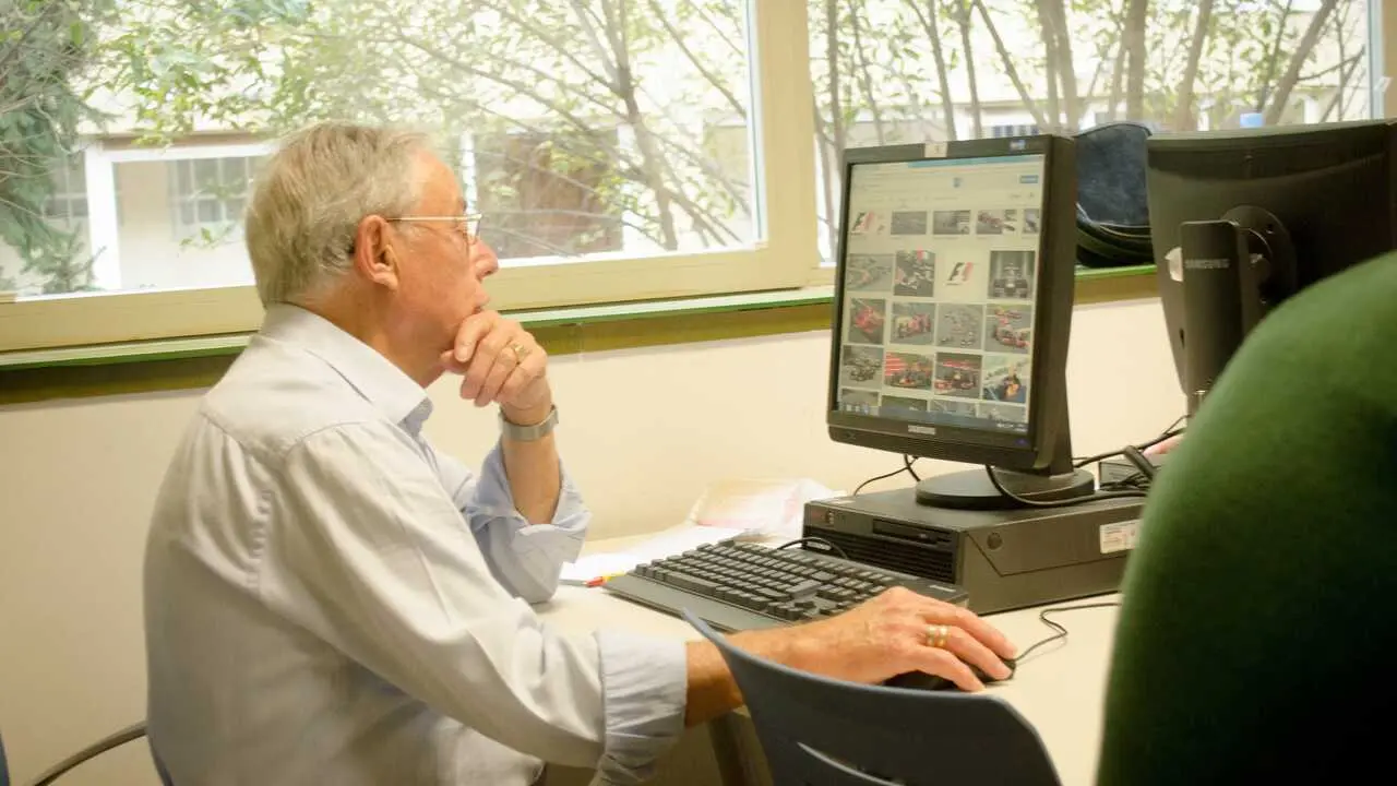 Archivo - Un trabajador s&eacute;nior