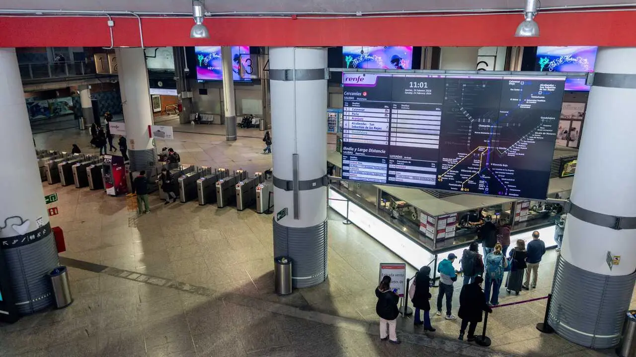 Pantalla con un mapa informativo de los horarios y los cercan&iacute;as en la estaci&oacute;n Madrid-Puerta de Atocha-Almudena Grandes, a 24 de febrero de 2026, en Madrid (Espa&ntilde;a). 