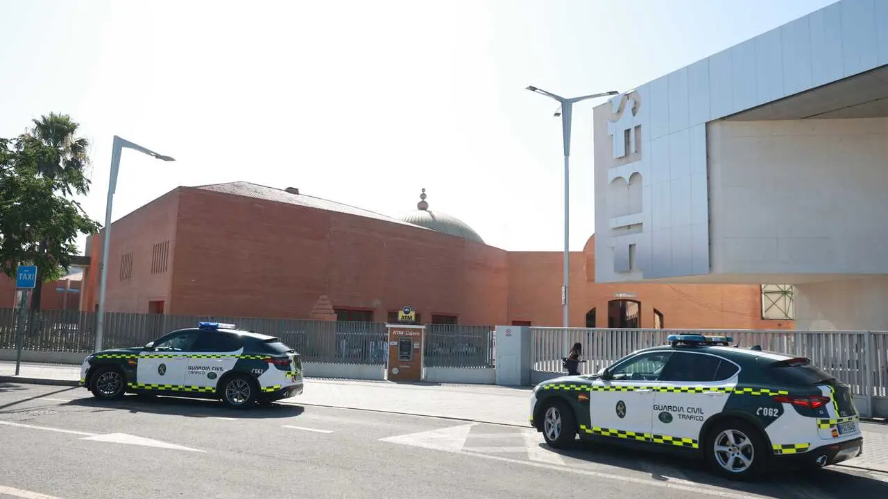 Archivo - Agentes de la Guardia Civil de Tr&aacute;fico durante el dispositivo de seguridad d&iacute;as previos al inicio de la Cumbre de la ONU en Sevilla. A 27 de junio de 2026, en Sevilla (Andaluc&iacute;a, Espa&ntilde;a). (Foto de archivo).