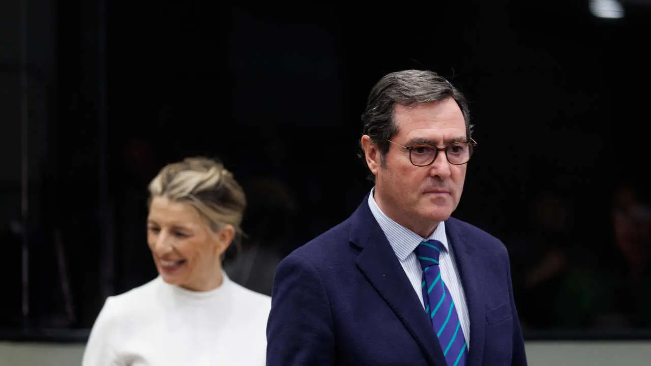 Archivo - La vicepresidenta segunda y ministra de Trabajo y Econom&iacute;a Social, Yolanda D&iacute;az, y el presidente de la CEOE, Antonio Garamendi