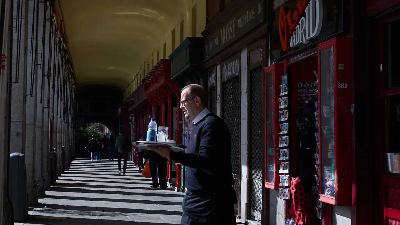 Archivo - Un camarero durante su jornada laboral