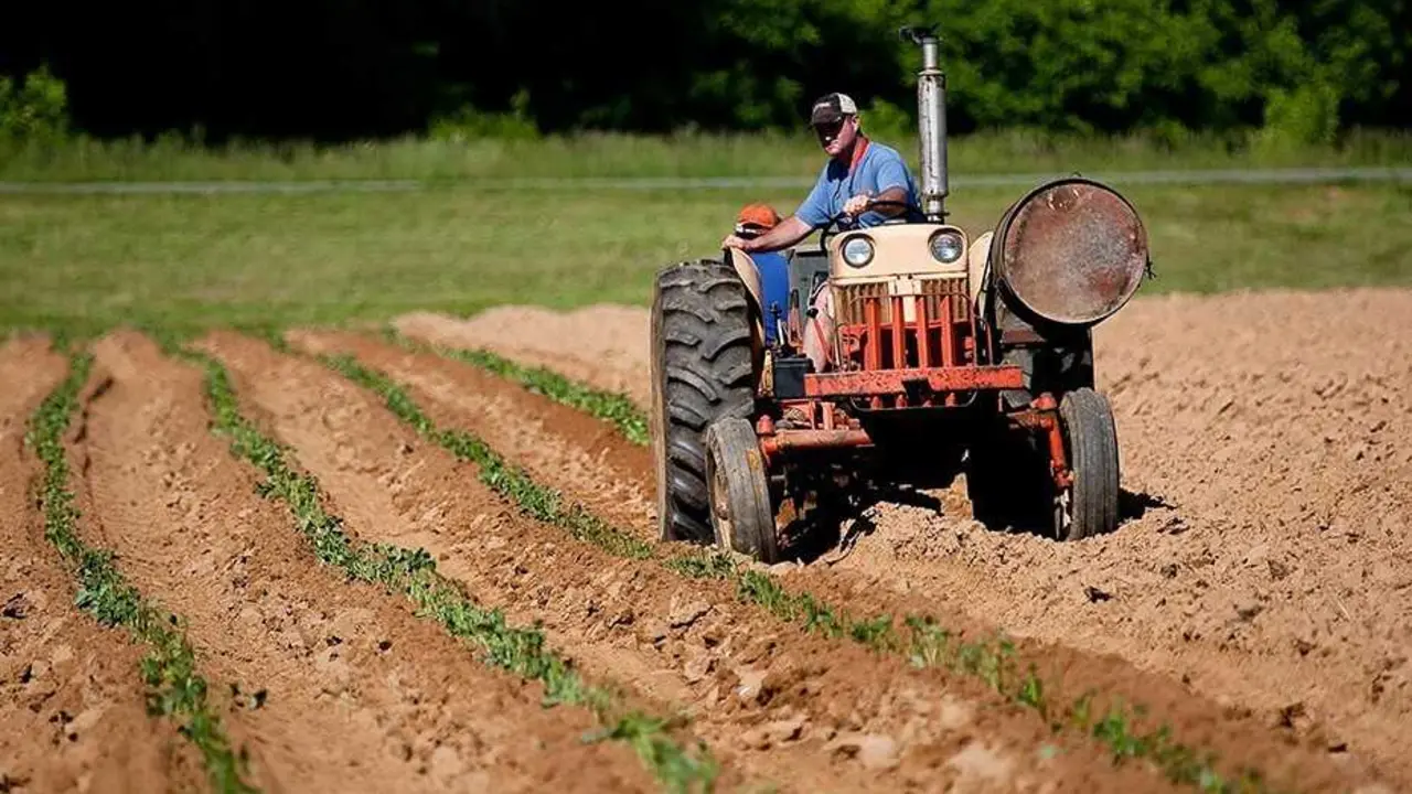 Archivo - Un agricultor en su tractor en imagen de archivo.
