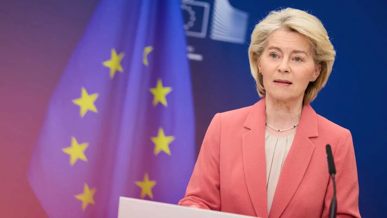 La presidenta de la Comisi&oacute;n Europa, Ursula von der Leyen, durante una rueda de prensa en Bruselas