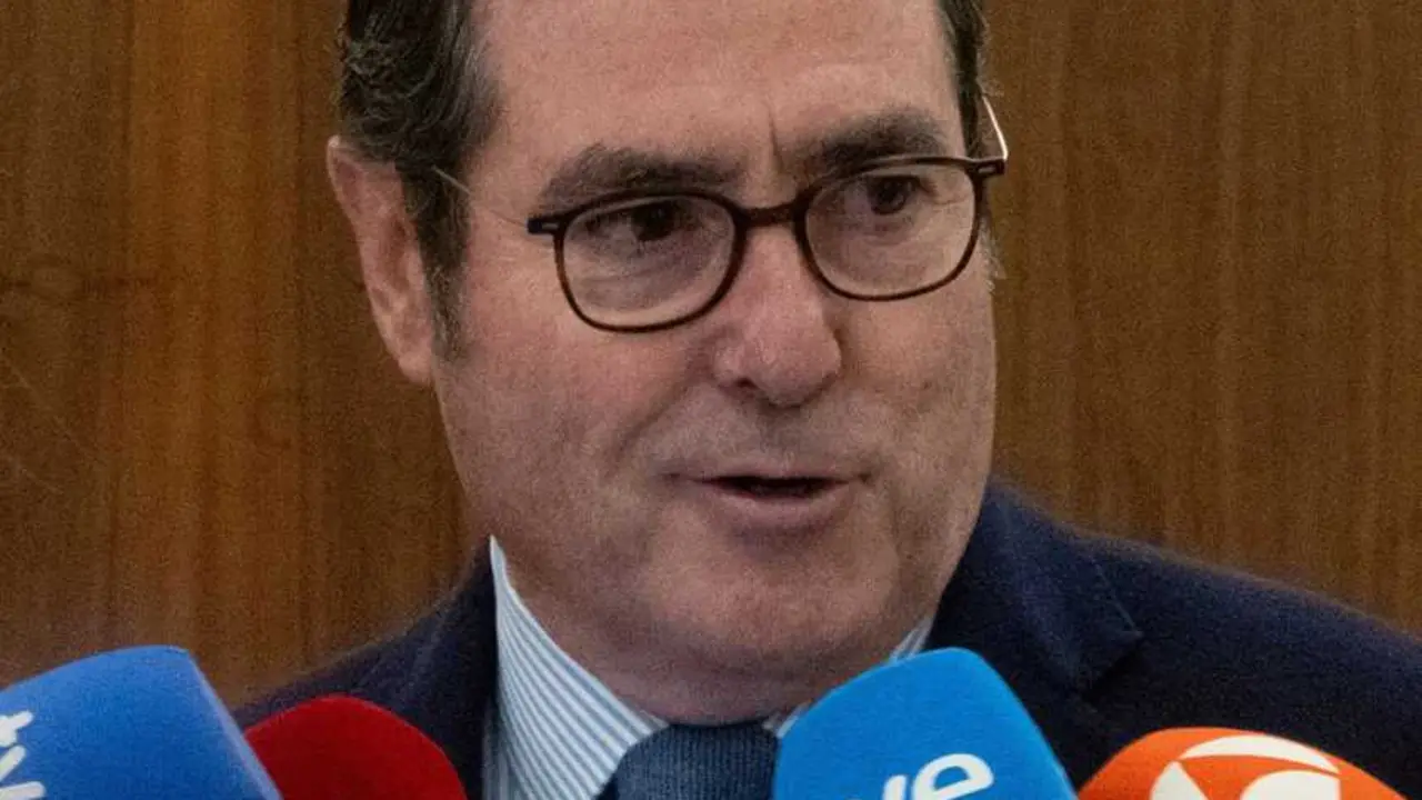 El presidente de la CEOE, Antonio Garamendi, atiende a los medios de comunicaci&oacute;n durante el 'II ESG Leaders&rsquo; Summit organizado por Deloitte
