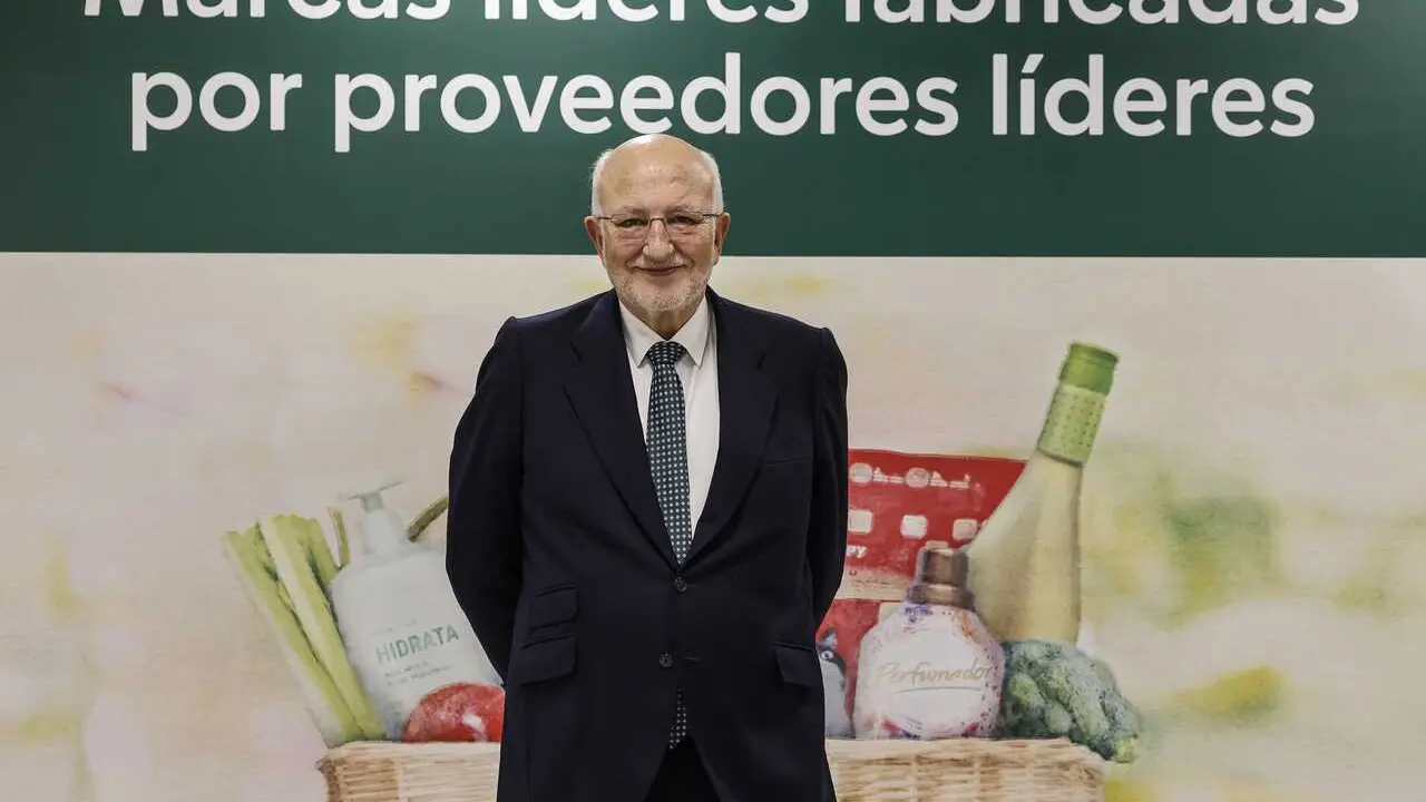 Archivo - El presidente de Mercadona, Juan Roig, posa tras una rueda de prensa para informar sobre los datos econ&oacute;micos de Mercadona en 2024 y sus previsiones para 2025, en Jarrods, a 11 de marzo de 2025, en Paterna, Valencia, Comunidad Valenciana (Espa&ntilde;a