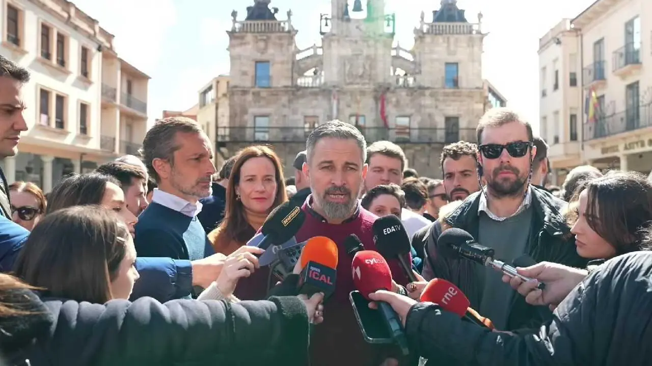 El presidente de Vox, Santiago Abascal, comparece ante los medios en Astorga (Le&oacute;n) en un acto de campa&ntilde;a electoral.