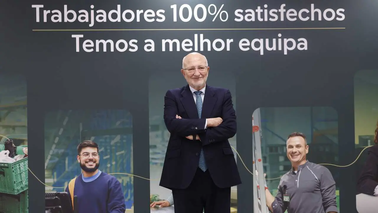 El presidente de Mercadona, Juan Roig (c), durante una rueda de prensa, a 10 de marzo de 2026, en Valencia, Comunidad Valenciana (Espa&ntilde;a).