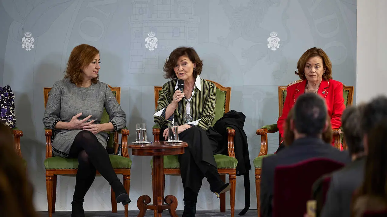 La presidenta del Consejo de Estado, Carmen Calvo; la presidenta del Congreso de los Diputados, Francina Armengol; y la vicepresidenta del Tribunal Constitucional, Inmaculada Montalb&aacute;n; participan en un coloquio con motivo del 8M
