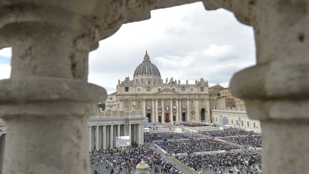 Archivo - Fieles en la Plaza de San Pedro del Vaticano.