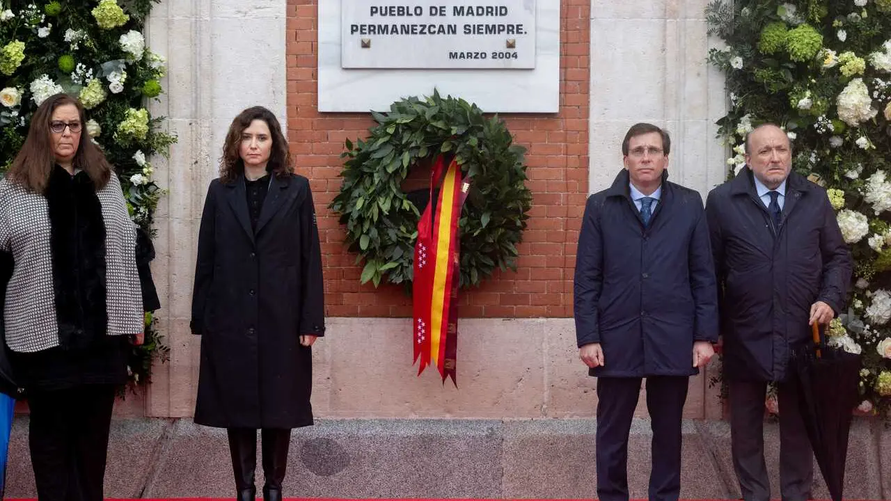 Archivo - La presidenta de la Asociaci&oacute;n V&iacute;ctimas del Terrorismo, Maite Araluce; la presidenta de la Comunidad, Isabel D&iacute;az Ayuso, y el alcalde Jos&eacute; Luis Mart&iacute;nez-Almeida, participan en un acto solemne en la Real Casa de Correos en el 11M