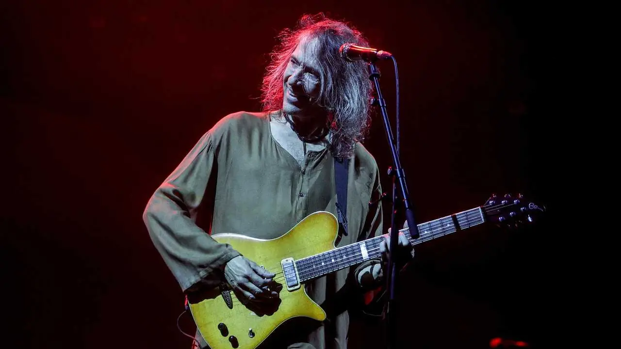 Archivo - El cantante Roberto Iniesta, 'Robe', durante un concierto en el Auditorio Miguel R&iacute;os, a 25 de mayo de 2024, en Rivas-Vaciamadrid, Madrid (Espa&ntilde;a). Robe Iniesta es compositor, m&uacute;sico, poeta y escritor, conocido por ser el fundador en 1987 y cant