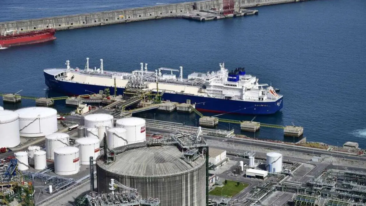 Archivo - Metanero en Bah&iacute;a de Bizkaia Gas
