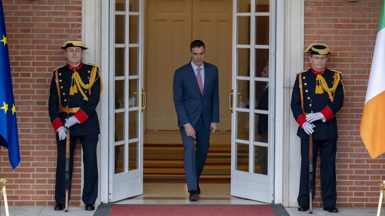 El presidente del Gobierno, Pedro S&aacute;nchez, antes de recibir al primer ministro de Irlanda, Miche&aacute;l Martin, en el complejo de la Moncloa, a 10 de marzo de 2026, en Madrid (Espa&ntilde;a). 