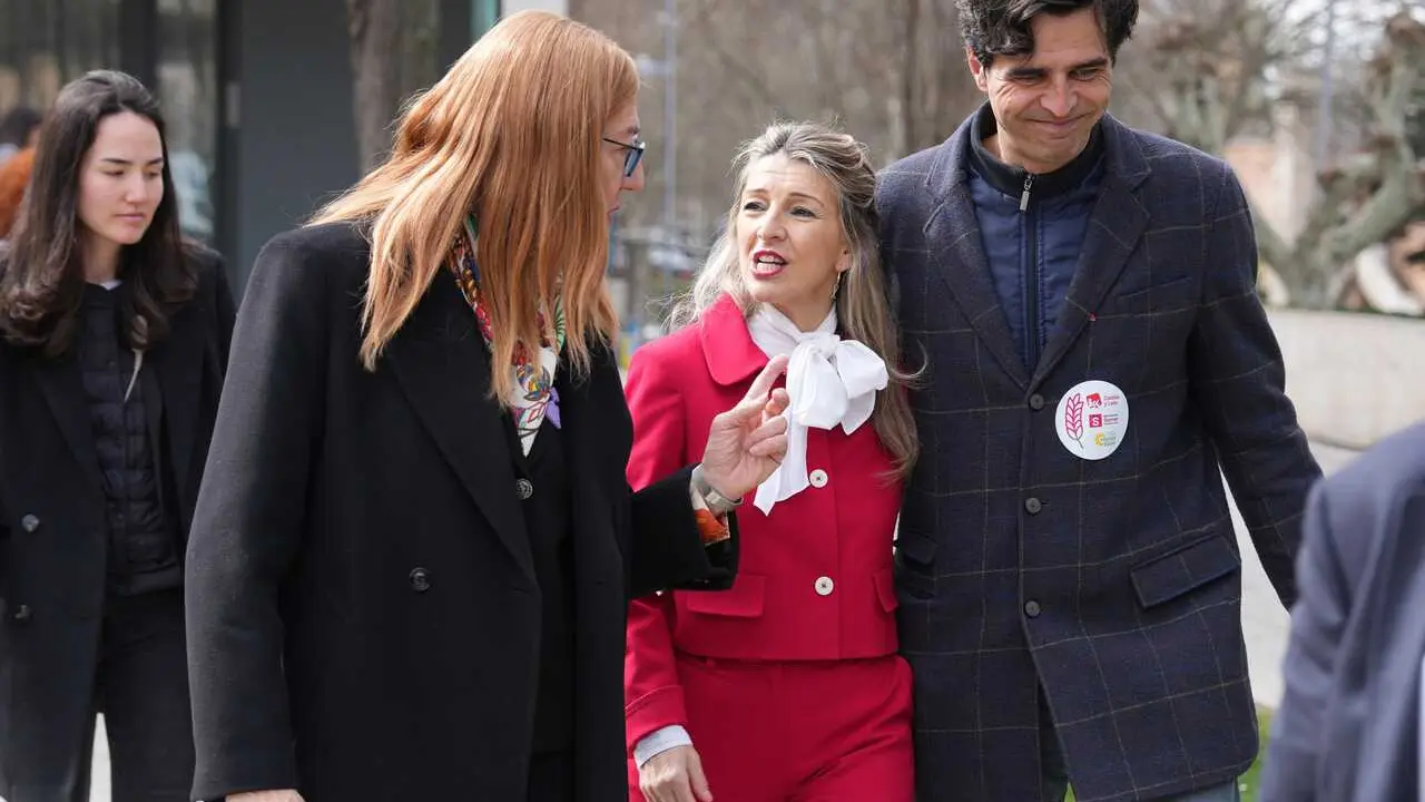 El candidato de IU-Sumar-Verdes Equo a la Presidencia de la Junta, Juan Gasc&oacute;n, la vicepresidenta segunda del Gobierno y ministra de Trabajo y Econom&iacute;a Social, Yolanda D&iacute;az,durante un encuentro con comit&eacute;s de empresas en situaci&oacute;n de ERE o deslocalizaci&oacute;n