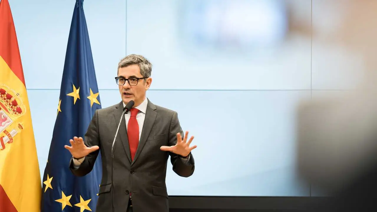 El ministro de Presidencia, Justicia y Relaciones con las Cortes, F&eacute;lix Bola&ntilde;os, atiende a los medios de comunicaci&oacute;n tras reunirse con la fiscal general del Estado, Teresa Peramato.