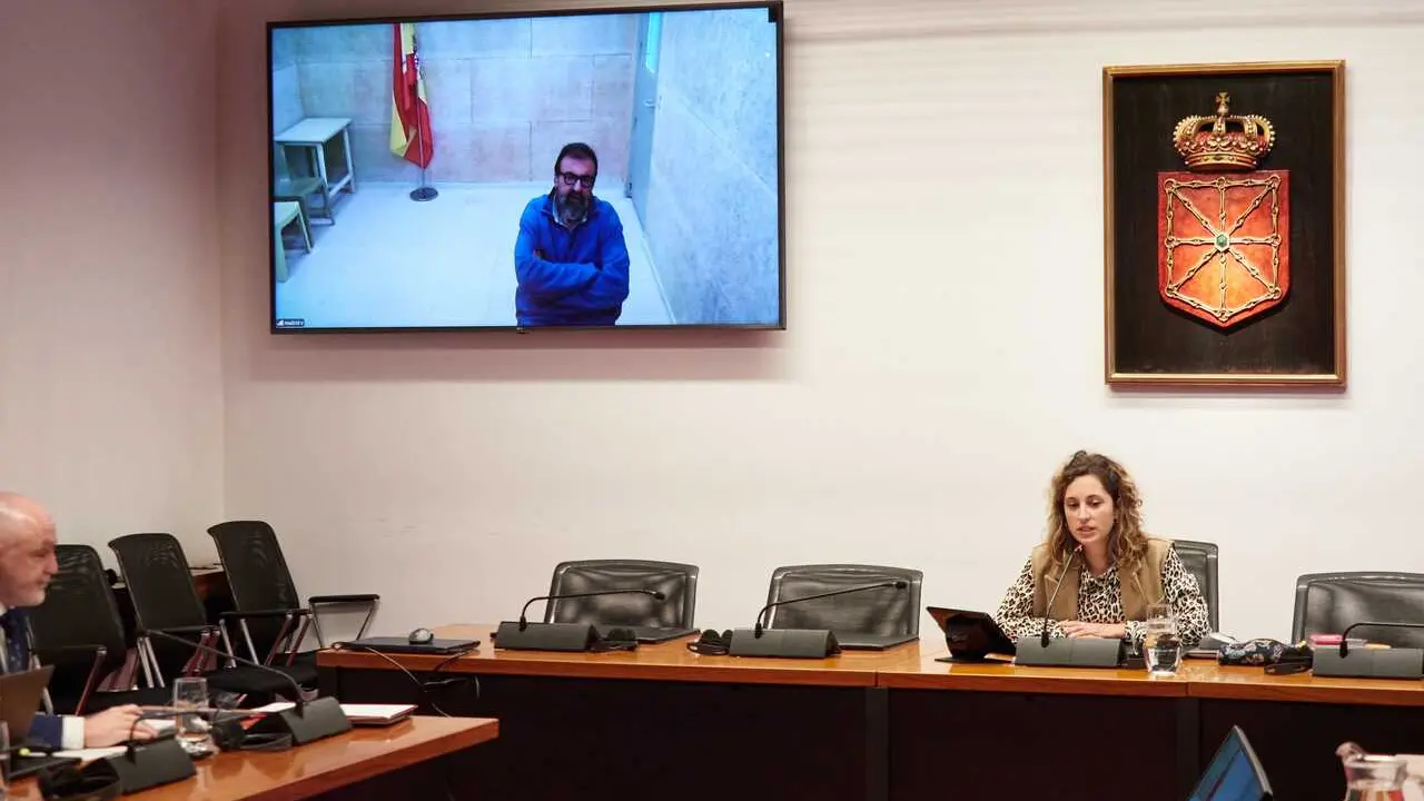 La presidenta de la comisi&oacute;n, Irati Jim&eacute;nez (d), durante la comparecencia del ex asesor Koldo Garc&iacute;a ante la Comisi&oacute;n de Investigaci&oacute;n sobre adjudicaciones p&uacute;blicas, en el Parlamento de Navarra, a 11 de marzo de 2026, en Pamplona, Navarra (Espa&ntilde;a). Koldo 