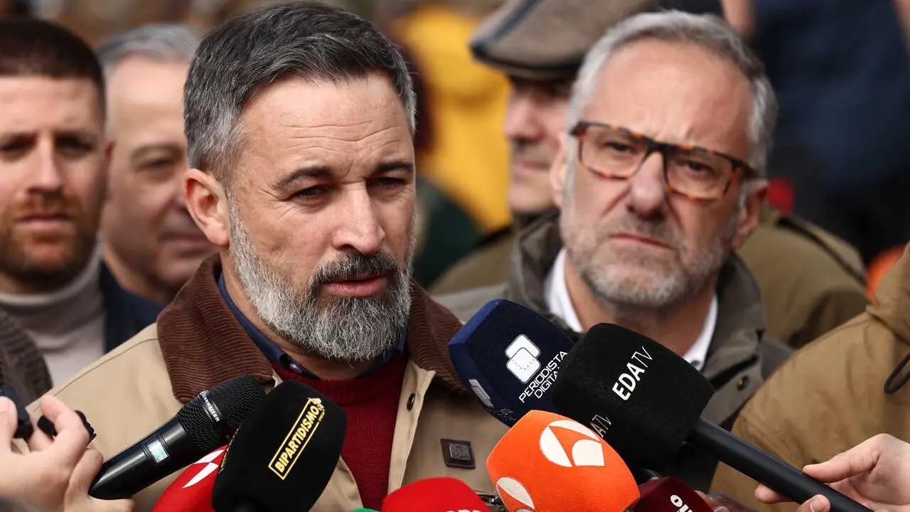 El presidente de VOX, Santiago Abascal (i), atiende a los medios de comunicaci&oacute;n tras un acto electoral, el pasado 19 de febrero en Pe&ntilde;afiel.