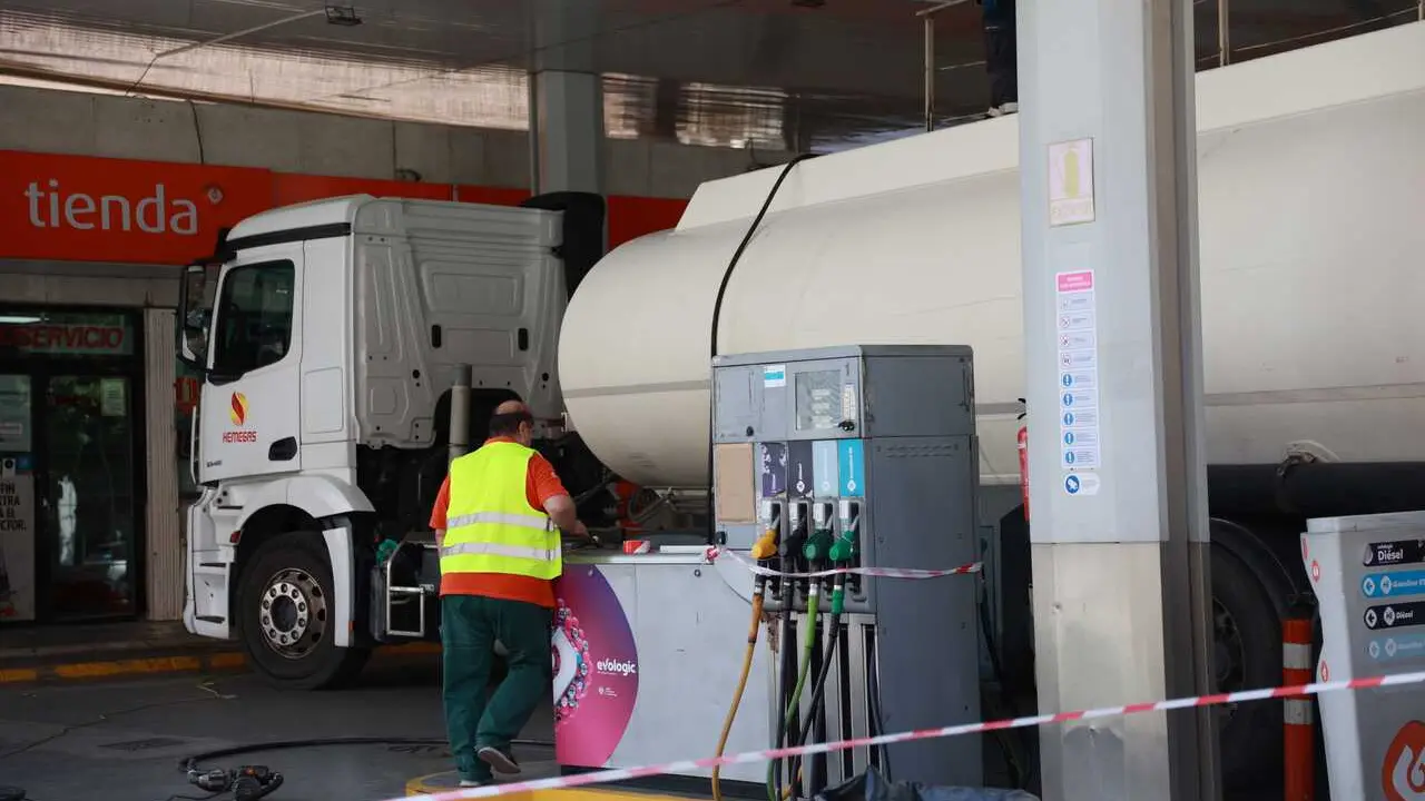 Archivo - Un cami&oacute;n cisterna rellena el combustible de los dep&oacute;sitos de una gasolinera de Sevilla. A 29 de abril de 2025 en Sevilla, Andaluc&iacute;a (Espa&ntilde;a). 