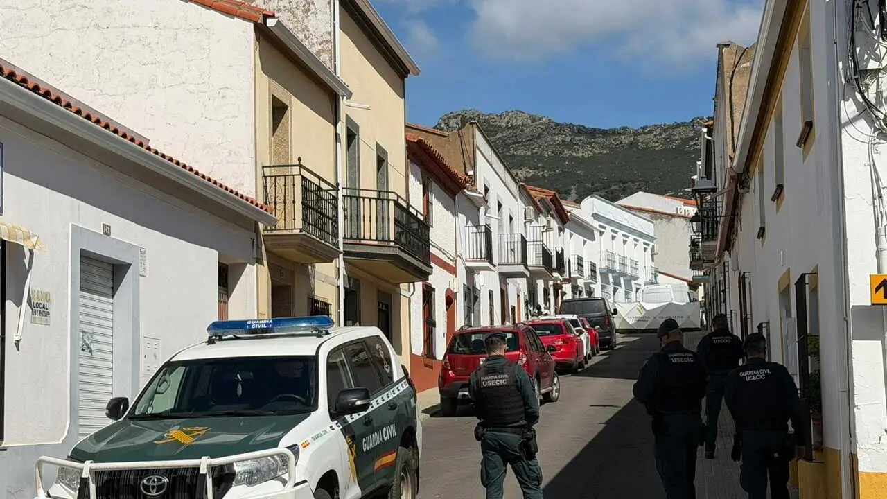 Calle de Hornachos en la que se est&aacute;n centrando lso registros de de la Guardia Civil