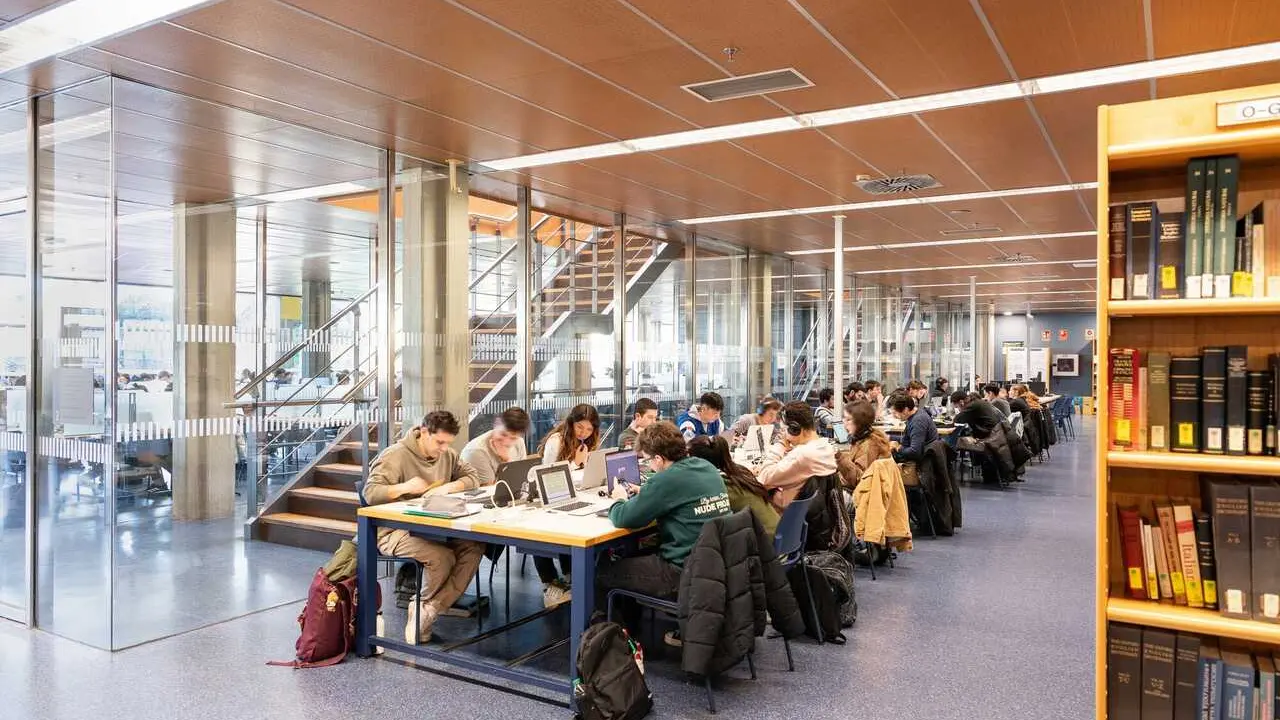 Biblioteca central, UPV, estudiantes, estudiando, espacios.