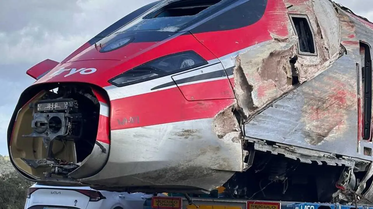 Archivo - Uno de los vagones del Iryo accidentado en Adamuz.