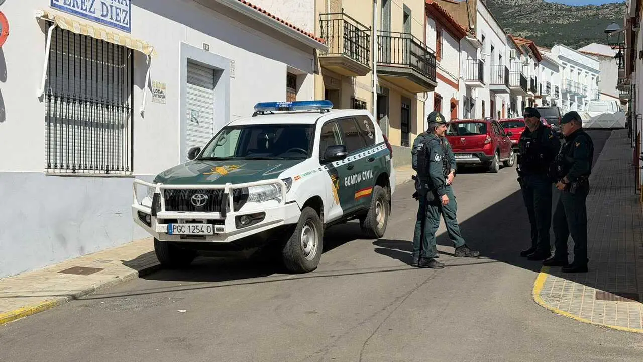 Agentes de la Guardia Civil en Hornachos