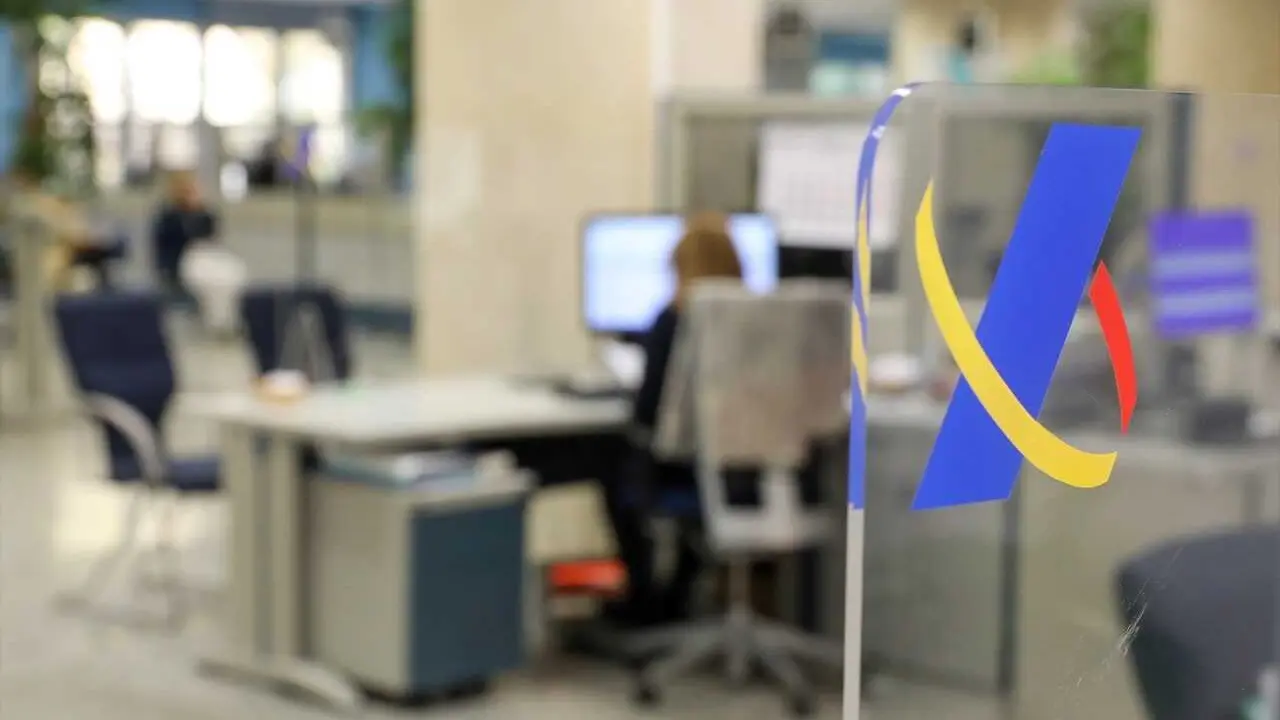 Archivo - Una empleada trabaja en una oficina de la Agencia Tributaria.