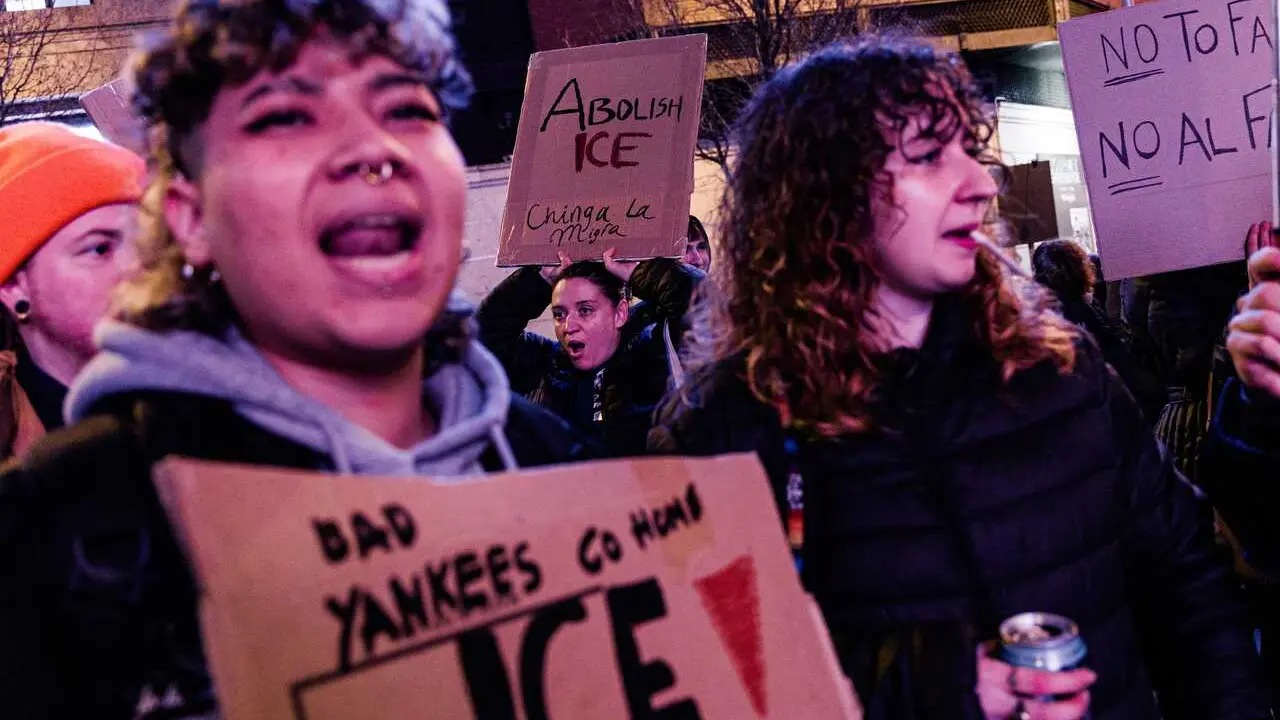 Archivo - Un grupo de personas durante la manifestaci&oacute;n en solidaridad con la huelga general en Minnesota, a 30 de enero de 2026, en Madrid (Espa&ntilde;a).