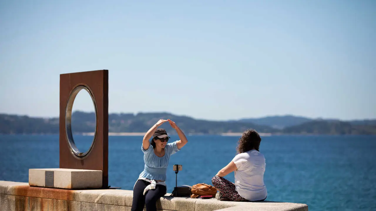 Archivo - Dos mujeres hacen ejercicio en el paseo mar&iacute;timo de la playa de Sanxenxo, a 4 de junio de 2021, en Sanxenxo, Pontevedra, Galicia, (Espa&ntilde;a). 