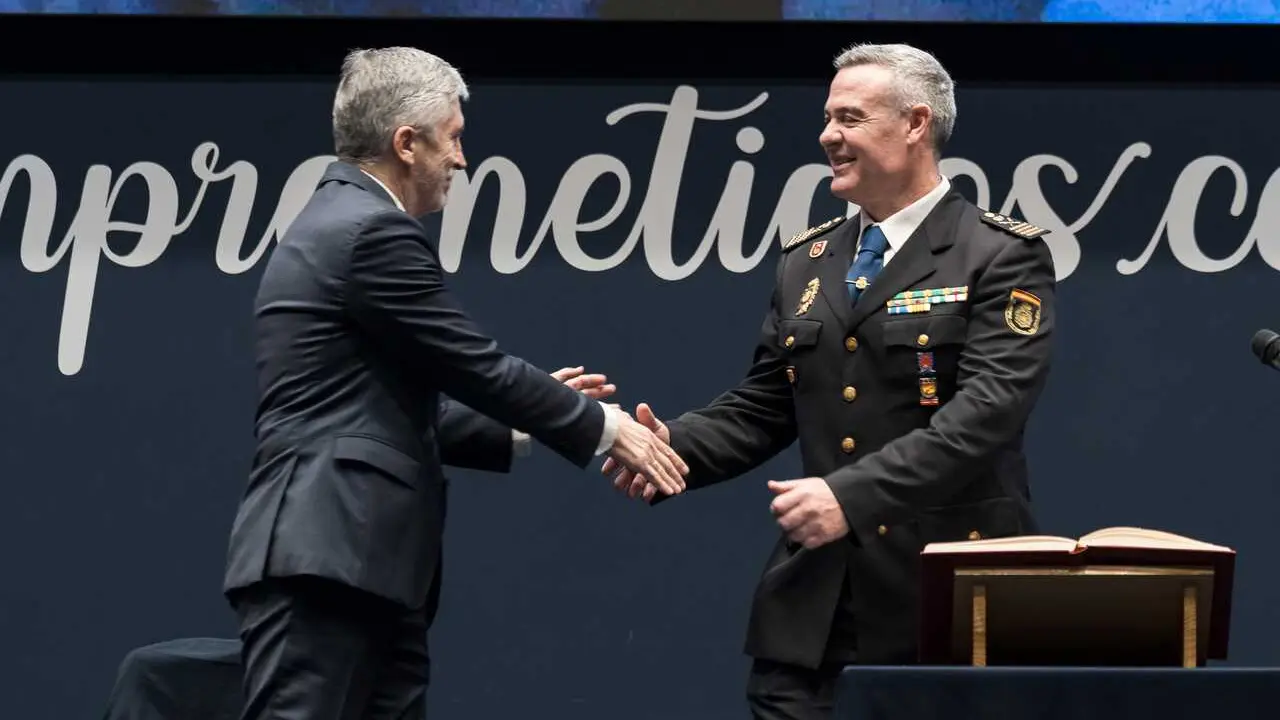 El comisario principal Jos&eacute; Luis Santaf&eacute; Arnedo (d), junto el ministro del Interior, Fernando Grande-Marlaska (i), durante su toma de posesi&oacute;n como director adjunto operativo (DAO) de la Polic&iacute;a Nacional