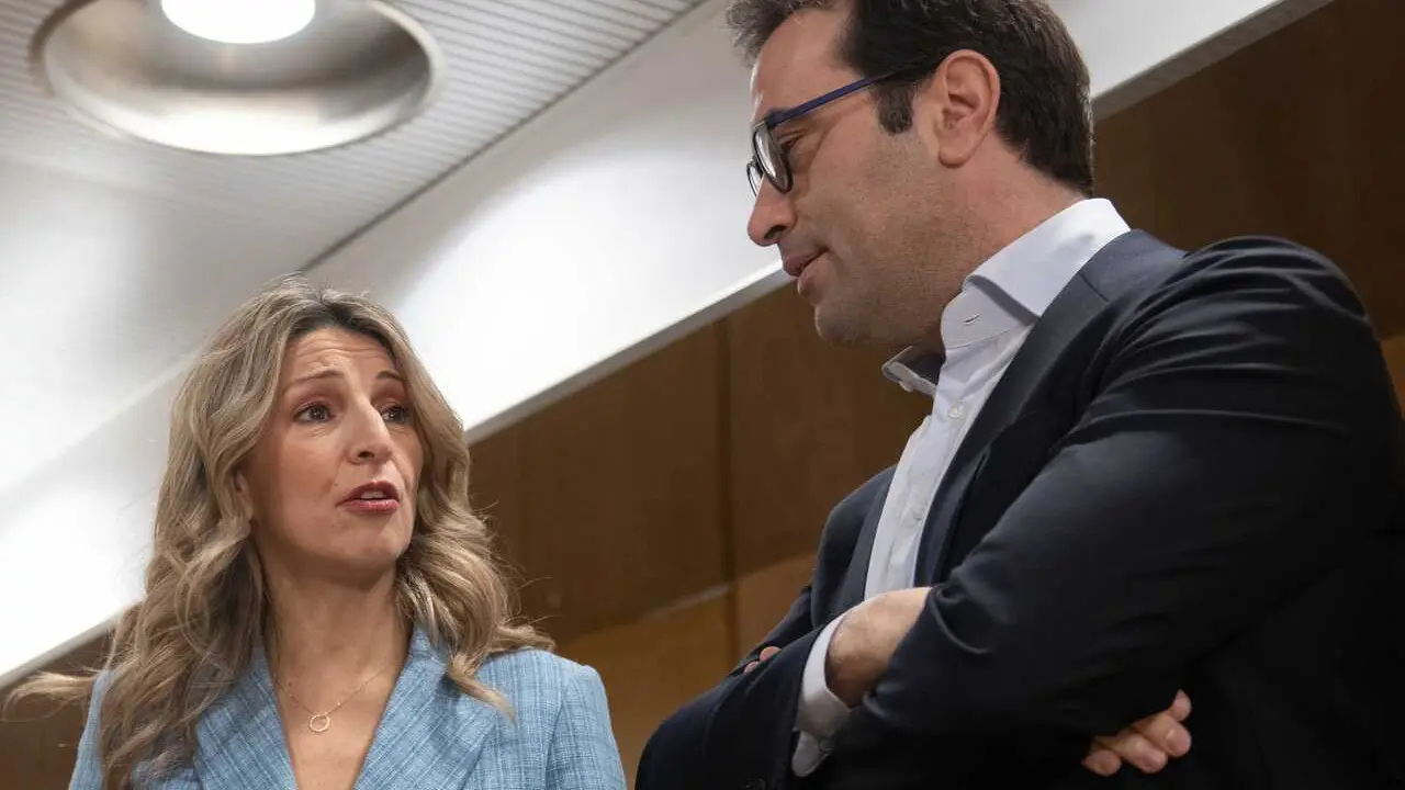 La vicepresidenta segunda y ministra de Trabajo y Econom&iacute;a Social, Yolanda D&iacute;az, y el ministro de Econom&iacute;a, Comercio y Empresa, Carlos Cuerpo, durante la reuni&oacute;n con los agentes sociales y econ&oacute;micos para abordar el impacto del conflicto en Oriente Medio