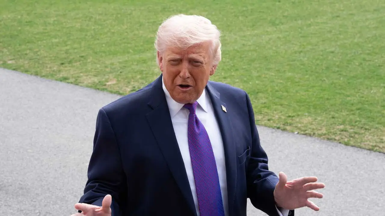 11 March 2026, US, Washington: US President Donald Trump takes questions from the media on Iran, Europe, and voter identification as he boards Marine One for a flight to Kentucky in Washington, D.C. Photo: Andrew Leyden/ZUMA Press Wire/dpa