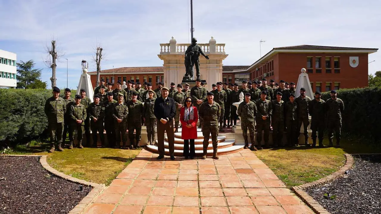 Margarita Robles (centro), durante su visita a la Brigada 'Guzm&aacute;n el Bueno' X en su base de Cerro Muriano (C&oacute;rdoba).