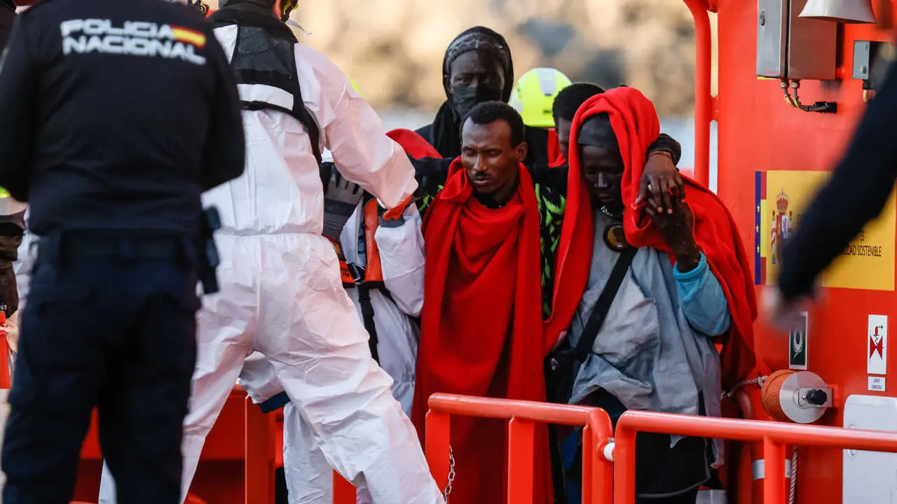 Archivo - Varios migrantes son rescatados y trasladados por Salvamento Mar&iacute;timo al puerto de Arguinegu&iacute;n, a 15 de enero de 2026, en Gran Canaria, Canarias (Espa&ntilde;a). Dos migrantes, de un total de 108 personas a bordo, han fallecido en el intento de un cayu