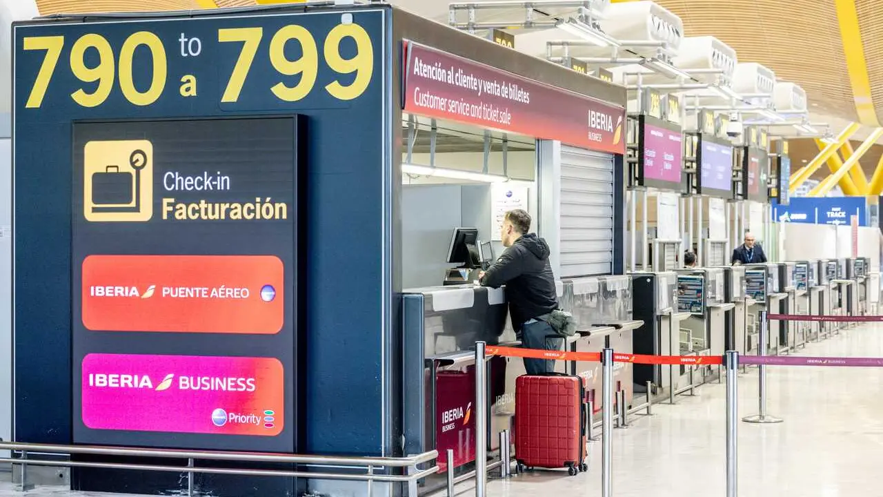 Un mostrador de facturaci&oacute;n de Iberia en el Aeropuerto Adolfo Su&aacute;rez Madrid-Barajas, a 2 de marzo de 2026, en Madrid (Espa&ntilde;a). 