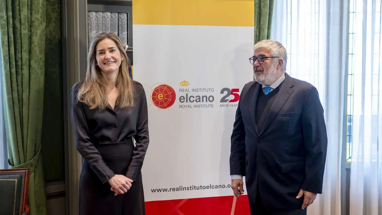 La vicepresidenta tercera y ministra para la Transici&oacute;n Ecol&oacute;gica y el Reto Demogr&aacute;fico, Sara Aagesen, y el presidente del Real Instituto Elcano, Jos&eacute; Juan Ruiz, durante una reuni&oacute;n, en el Real Instituto Elcano, a 13 de marzo de 2026, en Madrid (Espa&ntilde;a). 