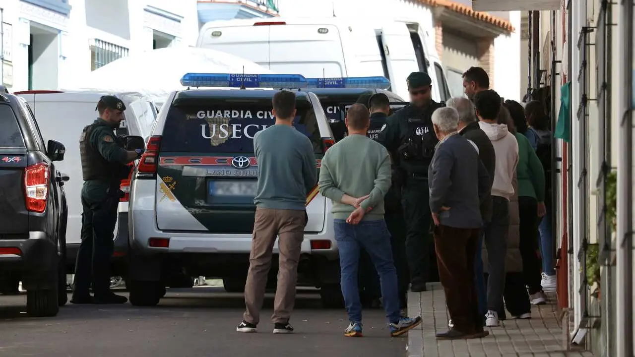 Agentes de la Guardia Civil registran la vivienda de los detenidos en Hornachos